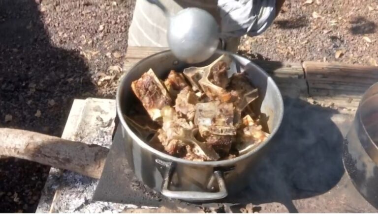 ‘Carne de ossos’: carcaça temperada, pé de galinha, pescoço e outros cortes de terceira também ficaram mais caros